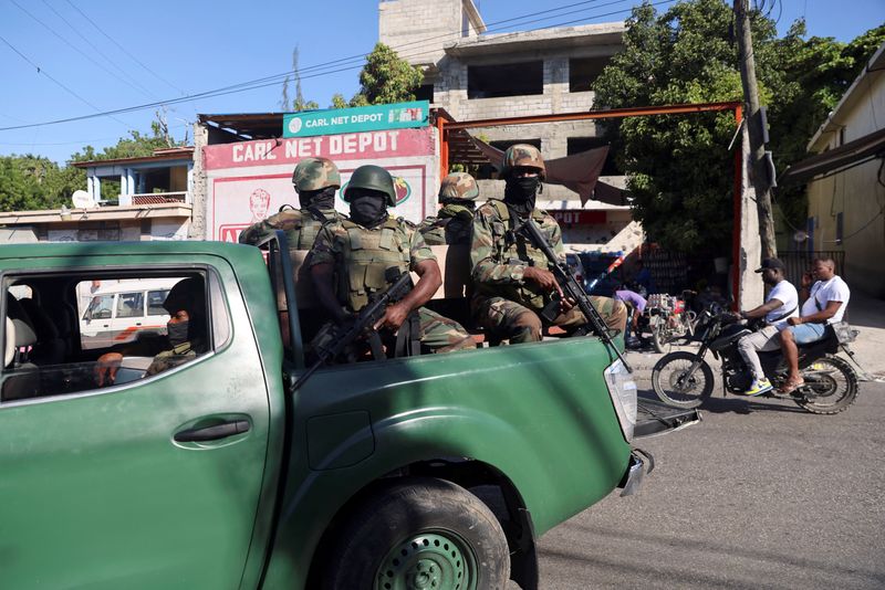 © Reuters. Members of the Haitian Armed Forces patrol the area as people flee homes following the armed gangs violence over the weekend, many grouped behind an alliance known as Viv Ansanm, at the Poste Marchand suburb, in Port-au-Prince, Haiti December 9, 2024. REUTERS/Ralph Tedy Erol