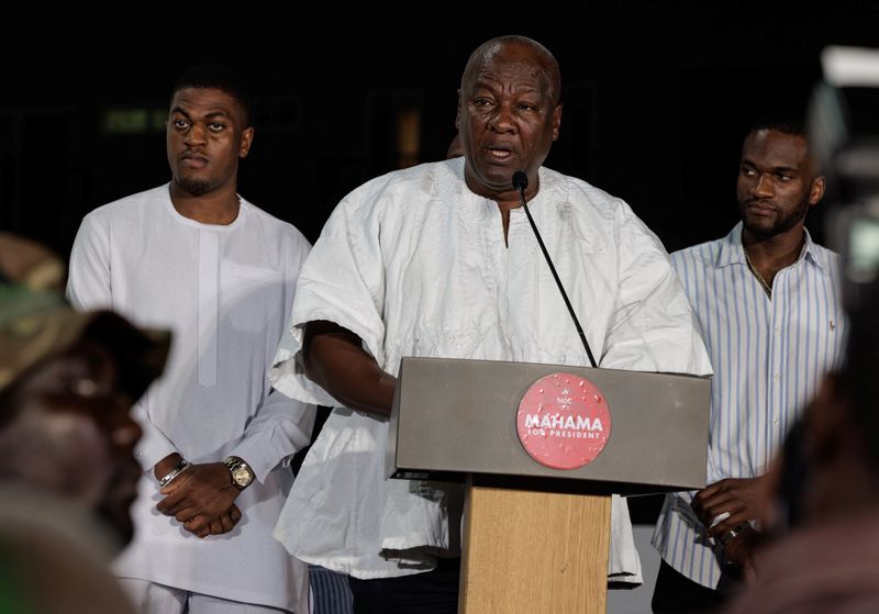 &copy; Reuters. Ex-presidente e principal líder da oposição, John Dramani Mahama, discursa a apoiadores em Acran09/12/2024nREUTERS/Zohra Bensemra