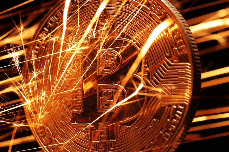 &copy; Reuters. Sparks strike representation of cryptocurrency Bitcoin in this illustration taken November 24, 2024. REUTERS/Dado Ruvic/Illustration