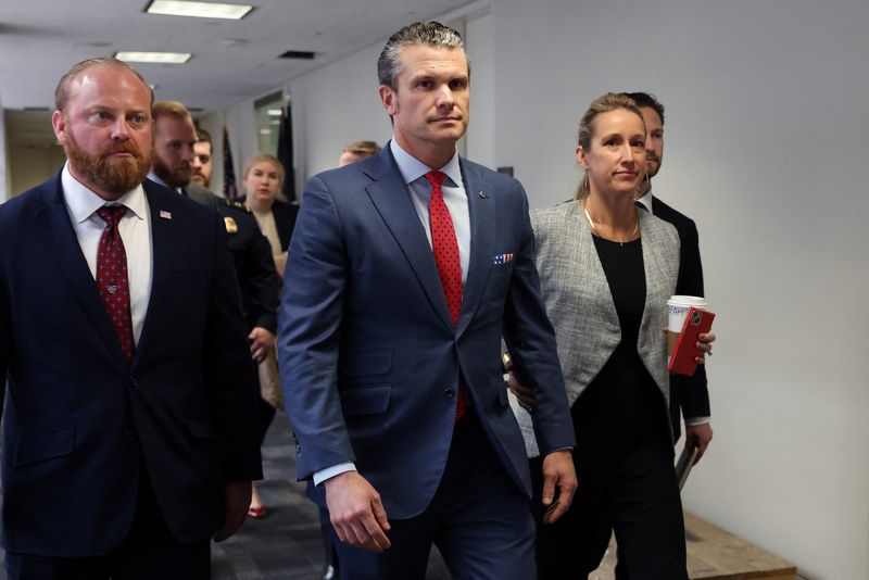 &copy; Reuters. Defense secretary nominee Pete Hegseth visits Senators on Capitol Hill in Washington, U.S., December 5, 2024. REUTERS/Evelyn Hockstein/File Photo