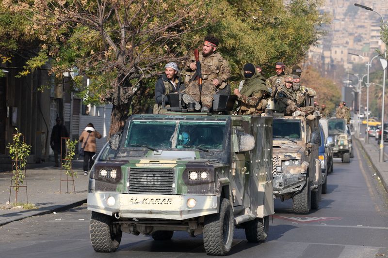 &copy; Reuters. Cobatentes rebeldes transitam em Damascon09/12/2024nREUTERS/Mohamed Azakir