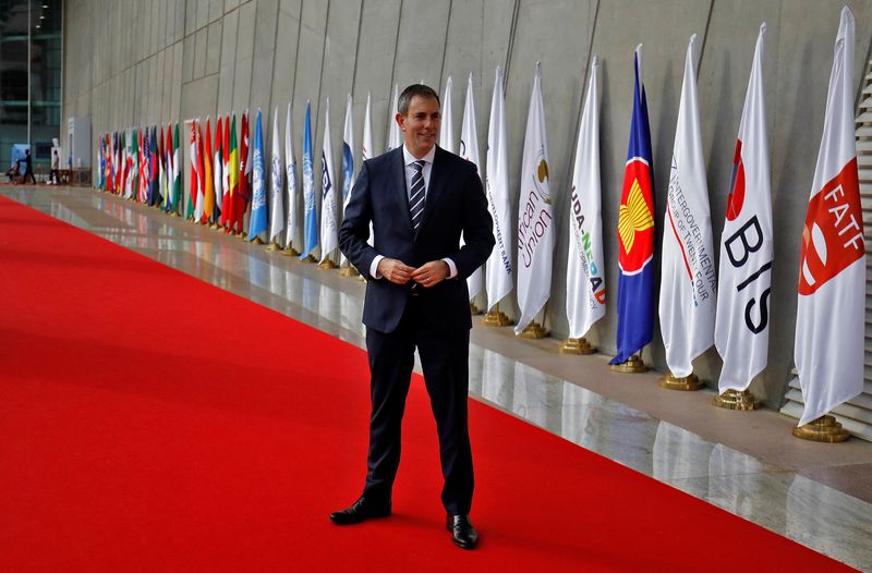 © Reuters. FILE PHOTO: Australian Treasurer Jim Chalmers poses for a photo as he arrives to attend a meeting of G20 finance ministers and central bank governors in Gandhinagar, India July 18, 2023. REUTERS/Amit Dave /File Photo