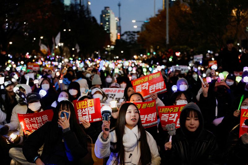 © Reuters. FILE PHOTO: Protesters take part in a rally calling for the impeachment of South Korean President Yoon Suk Yeol, who declared martial law, which was rescinded hours later, near the National Assembly in Seoul, Korea South, December 8, 2024. REUTERS/Kim Soo-hyeon/File photo