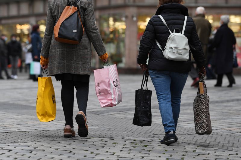 &copy; Reuters. FILE PHOTO: Women with shopping bags walk through the city center in Nuremberg, Germany, November 26, 2020. Picture taken November 26, 2020. REUTERS/Andreas Gebert/File Photo