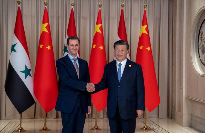 © Reuters. FILE PHOTO: Chinese President Xi Jinping shakes hands with Syria's President Bashar al-Assad in eastern Hangzhou city, in this handout picture released by Sana on September 22, 2023, Syria. SANA/Handout via REUTERS/File Photo