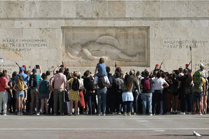 &copy; Reuters. FILE PHOTO: Tourists gather to watch the change of guards at the Monument of Unknown Soldier in Athens, Greece, November 1, 2024. REUTERS/Louisa Gouliamaki/File Photo