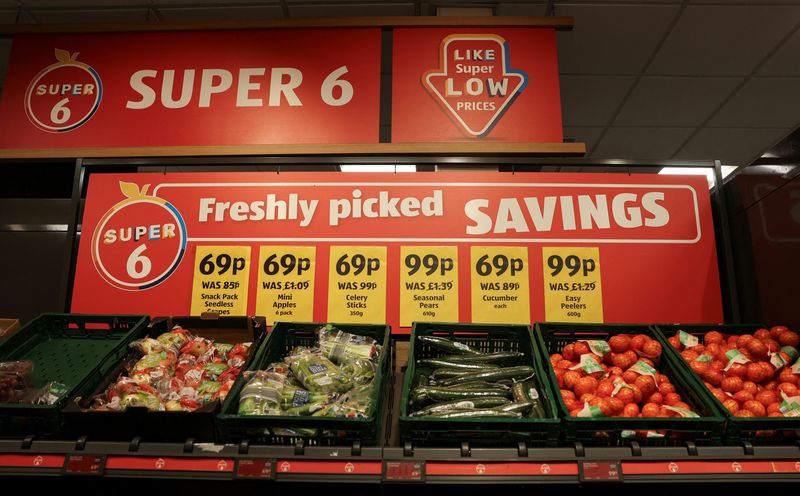 &copy; Reuters. FILE PHOTO: A view of fruits and vegetables on offer in Aldi, in London, Britain, September 9, 2024. REUTERS/Mina Kim/File Photo