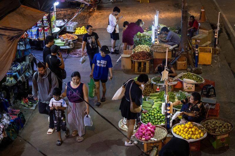 &copy; Reuters. FILE PHOTO: People purchase fruits and vegetables at a public market in Quezon City, Metro Manila, Philippines, October 4, 2024. REUTERS/Eloisa Lopez/File Photo