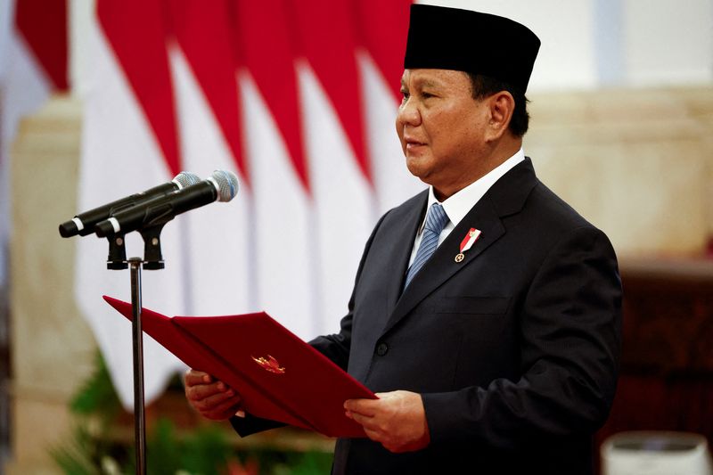 © Reuters. FILE PHOTO: Indonesian President Prabowo Subianto reads out vows, taken by newly appointed ministers during an inauguration at the Presidential palace in Jakarta, October 21, 2024. REUTERS/Willy Kurniawan/File Photo