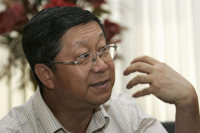 &copy; Reuters. FILE PHOTO: Tang Shuangning, president of Everbright Bank, gestures during an interview in Beijing May 8, 2008. REUTERS/Grace Liang/File Photo