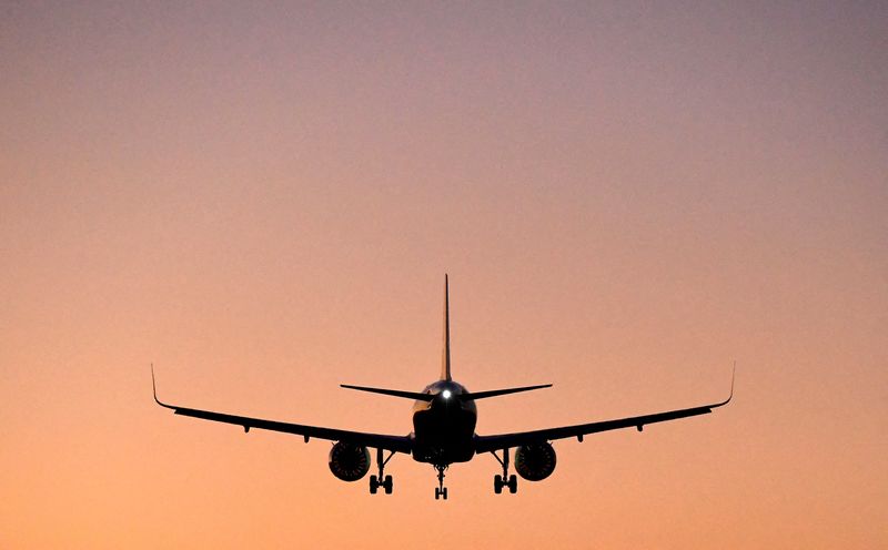 &copy; Reuters. FILE PHOTO: A passenger aircraft descends to land at Heathrow Airport in London, Britain, January 5, 2022. REUTERS/Toby Melville/File Photo