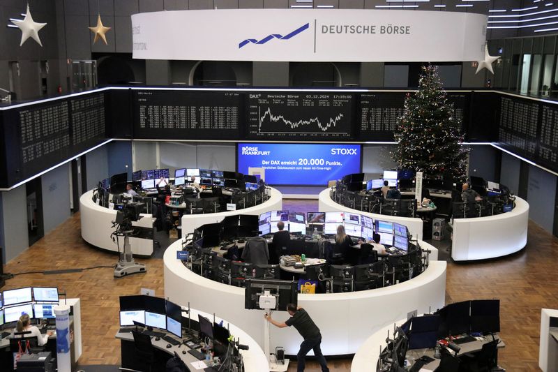 &copy; Reuters. Il grafico dell'indice azionario tedesco DAX viene mostrato dopo che l'indice tedesco ha raggiunto il massimo storico con oltre 20.000 punti alla borsa valori di Francoforte, Germania, 3 dicembre 2024. REUTERS/Staff