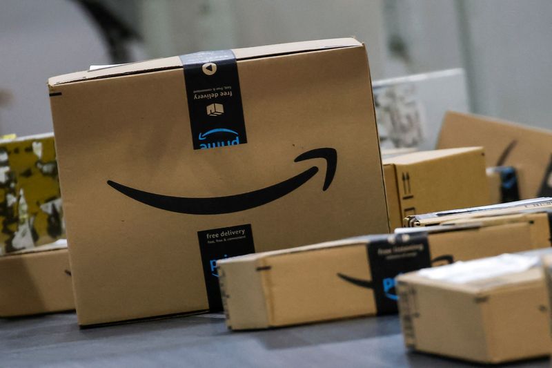 &copy; Reuters. Boxes lie on a conveyor belt during Cyber Monday at Amazon's fulfillment center in Robbinsville, New Jersey, U.S., December 2, 2024. REUTERS/Eduardo Munoz/File Photo