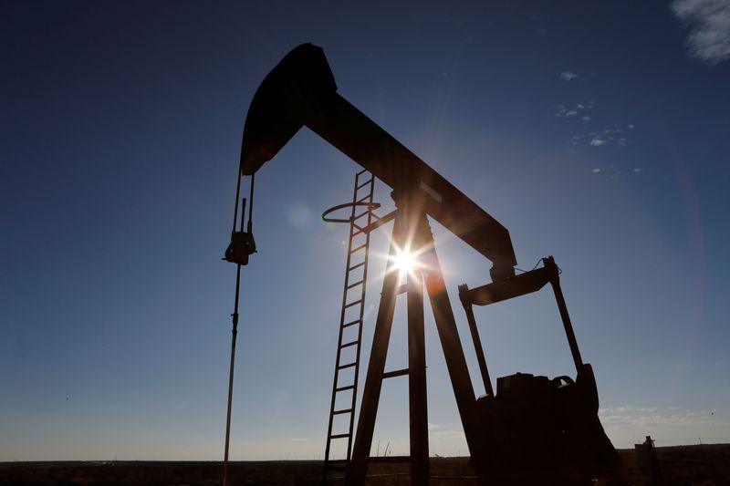 &copy; Reuters. Il sole si vede dietro un martinetto di pompaggio del greggio nel Bacino Permiano nella Contea di Loving, Texas, Stati Uniti, 22 novembre 2019. REUTERS/Angus Mordant