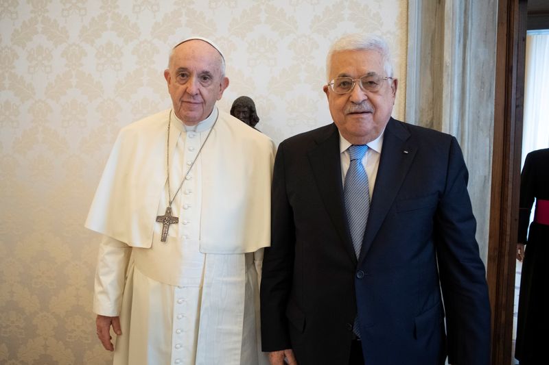 &copy; Reuters. Il presidente palestinese Mahmoud Abbas e Papa Francesco durante un incontro in Vaticano, 4 novembre 2021. Vatican Media/Handout via REUTERS