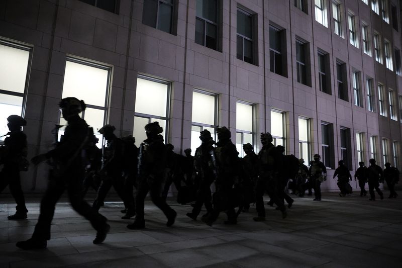 &copy; Reuters. Militares na Assembleia Nacional em Seul após declaração de lei marcialn 4/12/2024   REUTERS/Kim Hong-Ji