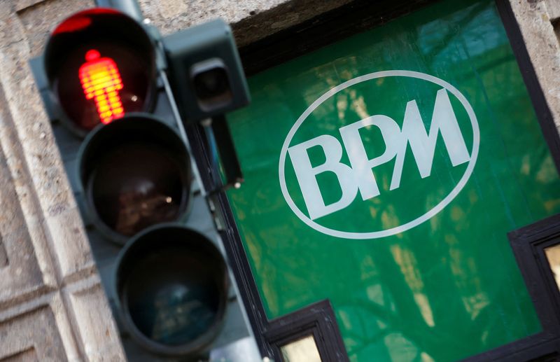 &copy; Reuters. Il logo di Banca Popolare di Milano (Bpm) all'esterno della banca nel centro di Milano, Italia. REUTERS/Alessandro Garofalo