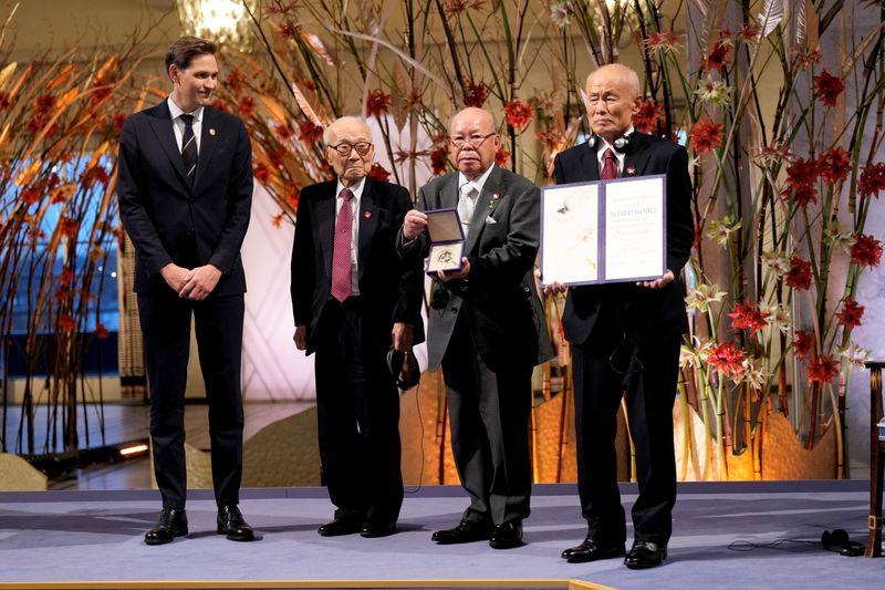 © Reuters. Chairman of the Nobel Committee Jorgen Watne Frydnes and representatives of 2024 Nobel Peace Prize winner Nihon Hidankyo, Terumi Tanaka, Shigemitsu Tanaka and Toshiyuki Mimaki attend the Nobel Peace Prize ceremony in Oslo City Hall, in Oslo, Norway December 10, 2024.   NTB/Heiko Junge/via REUTERS