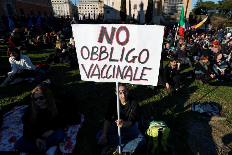 &copy; Reuters. Manifestação contra obrigatoriedade da vacina contra Covid em Roman 15/1/2022    REUTERS/Remo Casilli