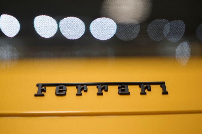 &copy; Reuters. Un logo Ferrari è visibile su un'auto Ferrari presso il nuovo stabilimento 'e-building' di Ferrari, dove il costruttore di auto sportive di lusso sta testando le linee prima dell'inizio della produzione prevista per l'inizio del 2025, a Maranello, Italia