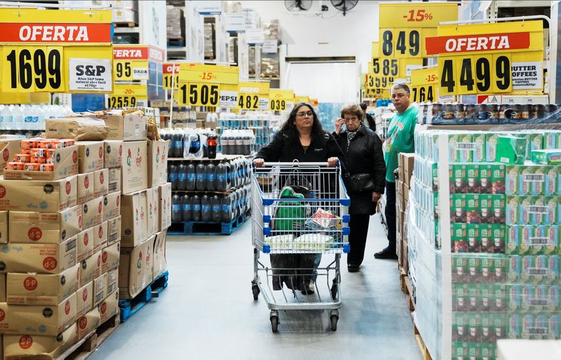 © Reuters. Constumers check products at a wholesaler, as Argentina is due to release consumer inflation data for April, in Buenos Aires, Argentina May 10, 2024. REUTERS/Irina Dambrauskas/File Photo