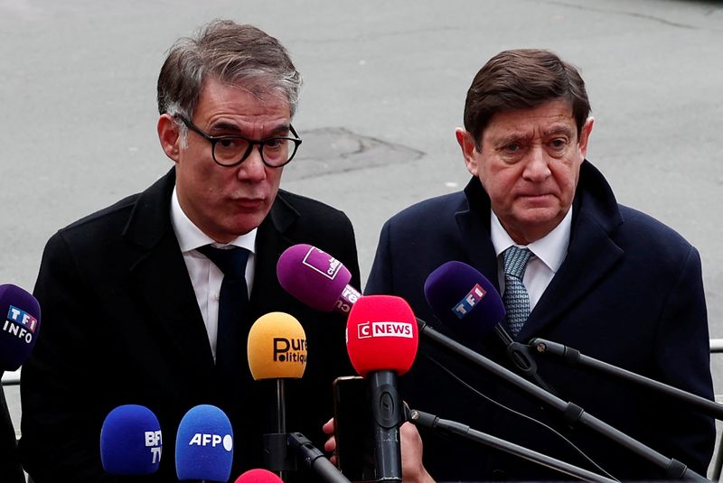 &copy; Reuters. Olivier Faure, primo segretario del Partito socialista francese, parla con i giornalisti accanto al senatore Patrick Kanner prima di un incontro con il presidente francese, i leader di partito e i capi dei gruppi parlamentari, ad eccezione di quelli di La