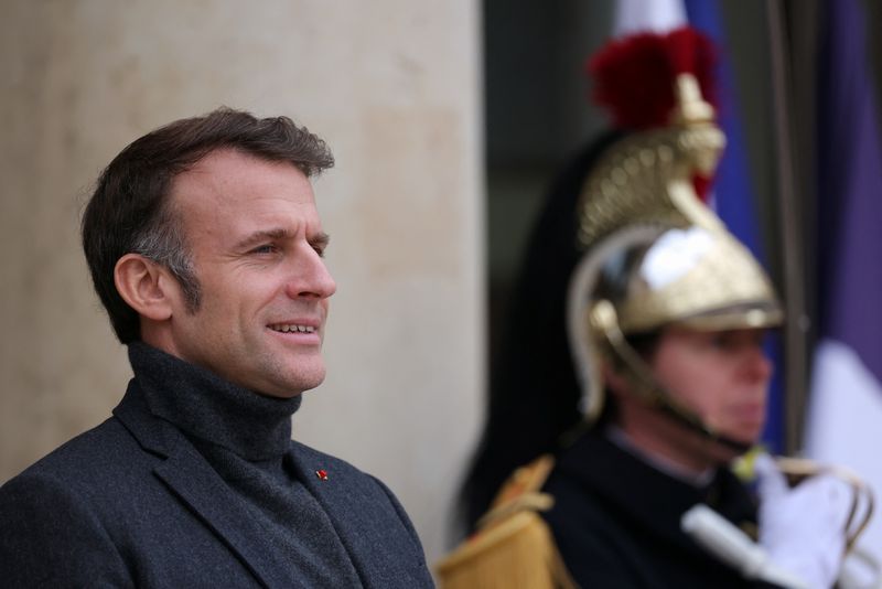 &copy; Reuters. Il presidente francese Emmanuel Macron attende l'arrivo di un ospite al Palazzo dell'Eliseo a Parigi, Francia, 9 dicembre 2024. REUTERS/Kevin Coombs/Foto d'archivio