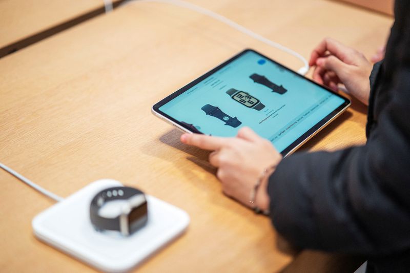 &copy; Reuters. FILE PHOTO: A customer takes a look at the Apple smartwatches inside the Apple store in New York, U.S., December 26, 2023. REUTERS/Eduardo Munoz/File Photo