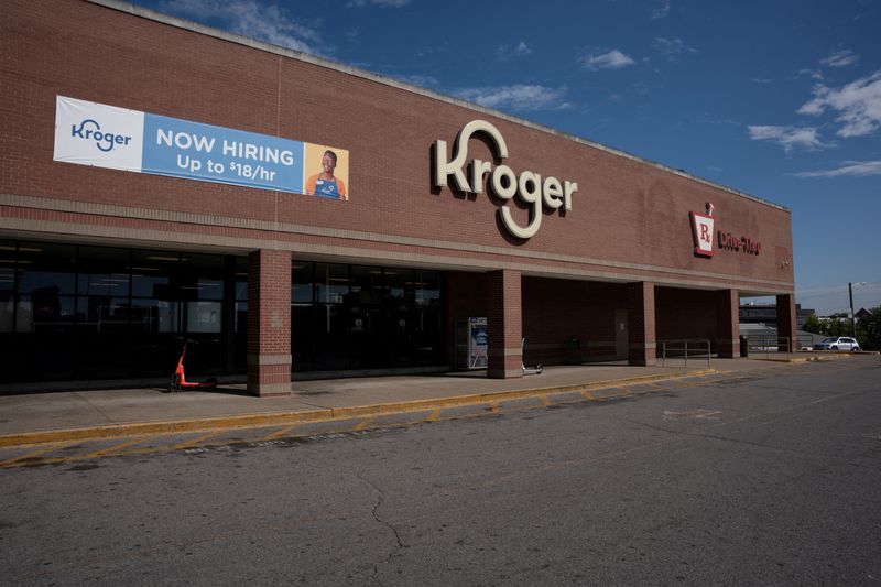 &copy; Reuters. FILE PHOTO: The outside of a near by Kroger grocery store is seen in Nashville, Tennessee, U.S. August 17, 2024.  REUTERS/Kevin Wurm/File Photo