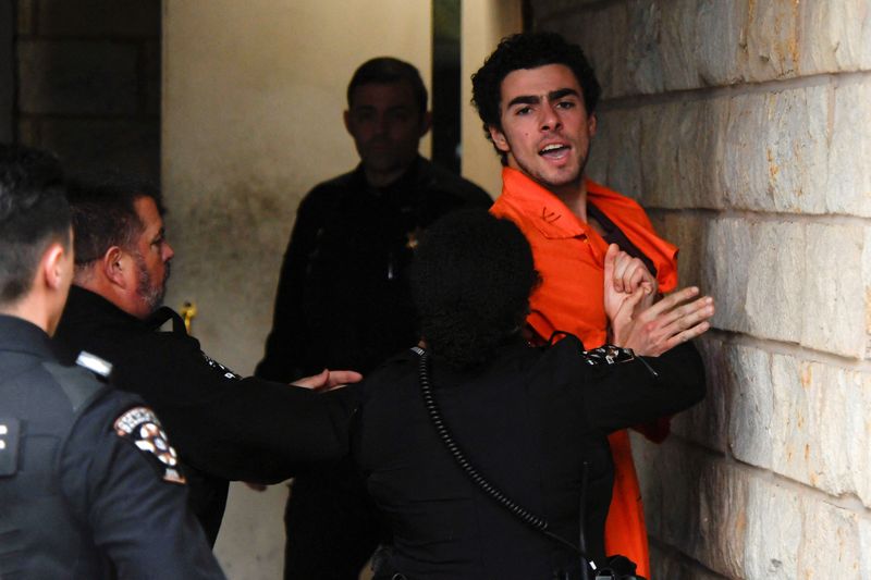 © Reuters. Luigi Mangione, 26, a suspect in the New York City killing of UnitedHealth executive Brian Thompson, arrives for an extradition hearing at Blair County Court House in Hollidaysburg, Pennsylvania, U.S. December 10, 2024.  REUTERS/Matthew Hatcher