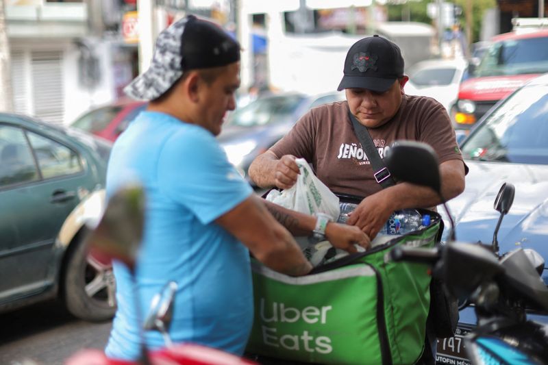 &copy; Reuters. FILE PHOTO: Delivery drivers for Uber Eats get ready to transport food orders as Mexico proposes a labor reform for drivers and delivery workers using applications like Uber, Didi and Rappi, officials said, in Mexico City, Mexico October 16, 2024. REUTERS