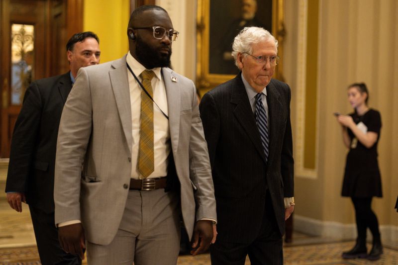 © Reuters. U.S. Senate Minority Leader Mitch McConnell (R-KY) walks to his office following a vote after suffering a fall earlier in the day at the Senate Republican luncheon in Washington, U.S. United, December 10, 2024. REUTERS/Tierney Cross 