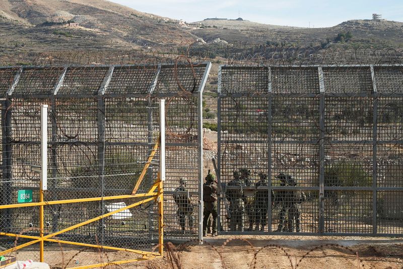 &copy; Reuters. Soldados israelenses são vistos no lado sírio da linha de cessar-fogo entre a Síria e as Colinas de Golã ocupadas por Israeln10/12/2024nREUTERS/Miro Maman