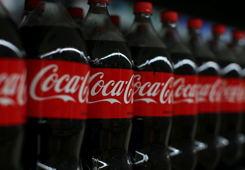 © Reuters. FILE PHOTO: Coca-cola soda is shown on display during a preview of a new Walmart Super Center prior to its opening in Compton, California, U.S., January 10, 2017.  REUTERS/Mike Blake/Filephoto