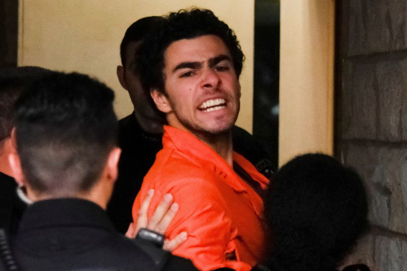 &copy; Reuters. Luigi Mangione, 26, a suspect in the New York City killing of UnitedHealth executive Brian Thompson, arrives for an extradition hearing at Blair County Court House in Hollidaysburg, Pennsylvania, U.S. December 10, 2024.  REUTERS/Matthew Hatcher   