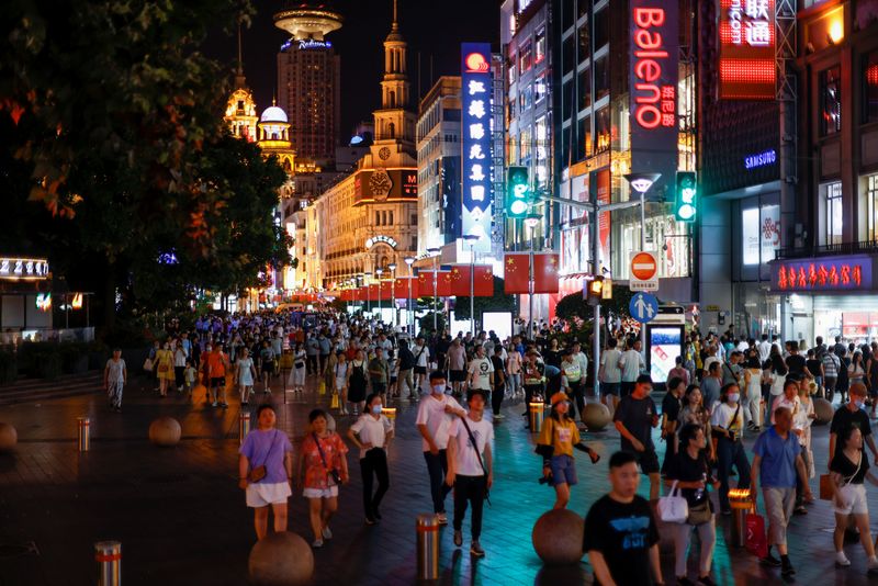 © Reuters. FILE PHOTO: People visit a main shopping area in Shanghai, China July 12, 2021. REUTERS/Aly Song