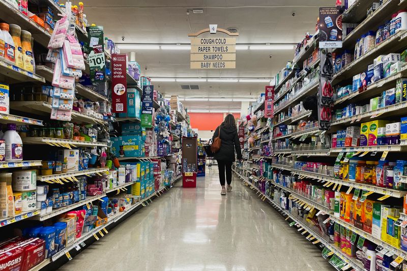 © Reuters. A shopper walks down an aisle in an Albertsons supermarket after a U.S. judge blocked the pending $25 billion merger of U.S. grocery chains Kroger and Albertsons, siding with the U.S. Federal Trade Commission, in Seattle, Washington, U.S. December 10, 2024.  REUTERS/David Ryder