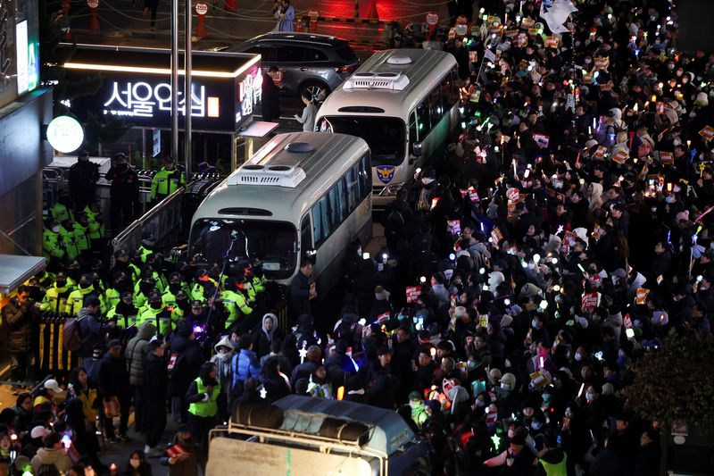 © Reuters. Os manifestantes participam de uma manifestação em que a elevação do presidente sul -coreano Yoon Suk Yeol, que explicou a lei de guerra, que era o oposto do Partido do Power Povo no poder em Seul, Coréia do Sul, em 10 de dezembro de 2024 horas depois. Reuters/Kim Hong-ji