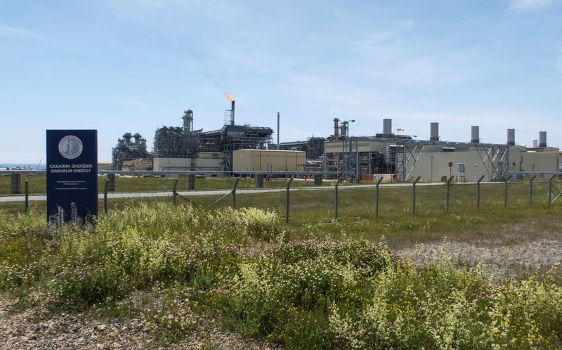 &copy; Reuters. FILE PHOTO: A general view of the liquefied natural gas plant operated by Sakhalin Energy at Prigorodnoye on the Pacific island of Sakhalin, Russia July 15, 2021. Picture taken July 15, 2021.  REUTERS/Vladimir Soldatkin/File Photo