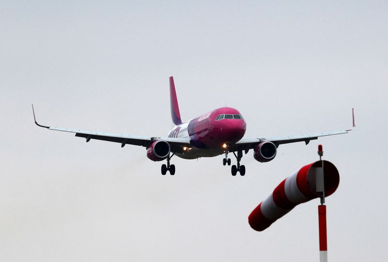 © Reuters. FILE PHOTO: A Wizzair Airbus A320-200 plane lands in Riga International Airport, Latvia March 15, 2019. REUTERS/Ints Kalnins/File Photo