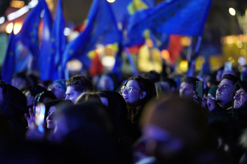 &copy; Reuters. FILE PHOTO: People attend a pro-European rally ahead of the runoff for the presidential elections in Bucharest, Romania, December 5, 2024. REUTERS/Andreea Campeanu/File Photo