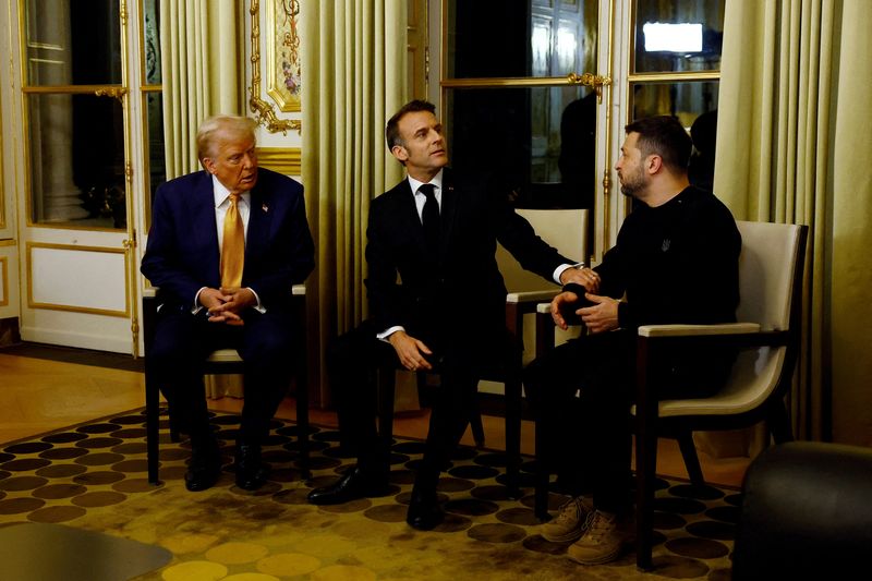 &copy; Reuters. FILE PHOTO: French President Emmanuel Macron, U.S. President-elect Donald Trump and Ukraine's President Volodymyr Zelenskiy attend a trilateral meeting at the Elysee Palace in Paris as part of ceremonies to mark the reopening of the Notre-Dame de Paris Ca