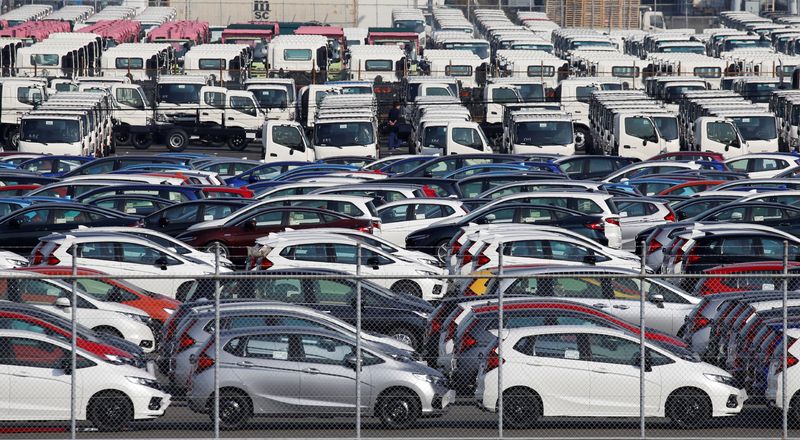 © Reuters. FILE PHOTO: Newly manufactured cars await export at port in Yokohama, Japan, November 15, 2017.  REUTERS/Toru Hanai/File Photo