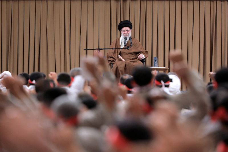 &copy; Reuters. La Guida Suprema iraniana Ayatollah Ali Khamenei parla durante un incontro con i membri della milizia Basij iraniana a Teheran, Iran, 25 novembre 2024. Ufficio della Guida suprema iraniana/WANA (West Asia News Agency)/Handout via REUTERS