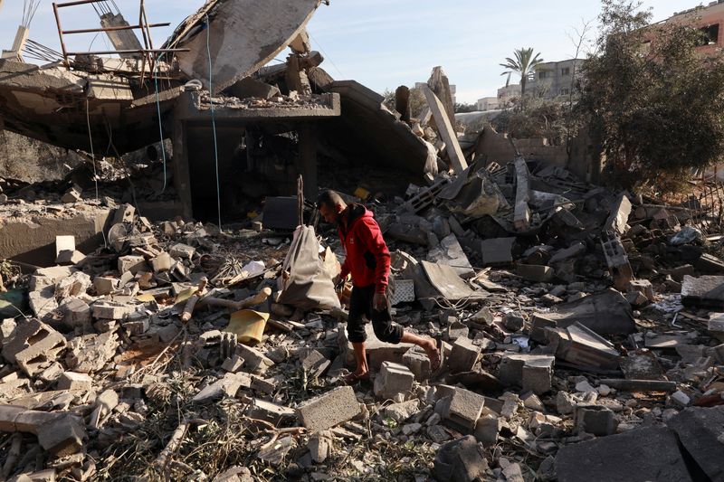 &copy; Reuters. A Palestinian man inspects the site of an Israeli strike on a house, amid the ongoing conflict between Israel and Hamas, in Nuseirat, central Gaza Strip, December 11, 2024. REUTERS/Abd Elhkeem Khaled