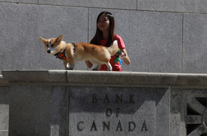 © Reuters. FILE PHOTO: A dog walks on the Bank of Canada sign on Canada Day, in Ottawa, Ontario, Canada July 1, 2024. REUTERS/Patrick Doyle/File Photo