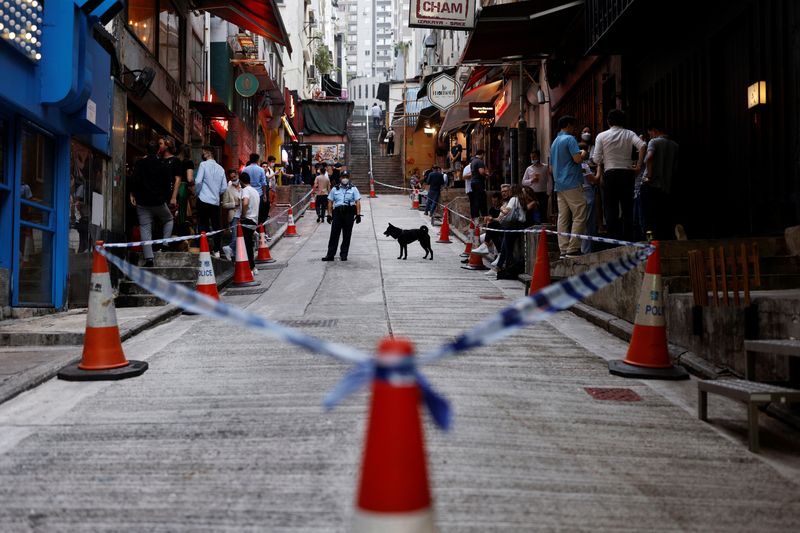 &copy; Reuters. FILE PHOTO: A police officer keeps watch at the Soho nightlife area to remind people of social distancing amid the coronavirus disease (COVID-19) pandemic in Hong Kong, China May 20, 2022. Picture taken May 20, 2022. REUTERS/Tyrone Siu/File Photo