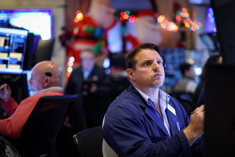 &copy; Reuters. Traders work on the floor at the New York Stock Exchange (NYSE) in New York City, U.S., December 10, 2024.  REUTERS/Brendan McDermid