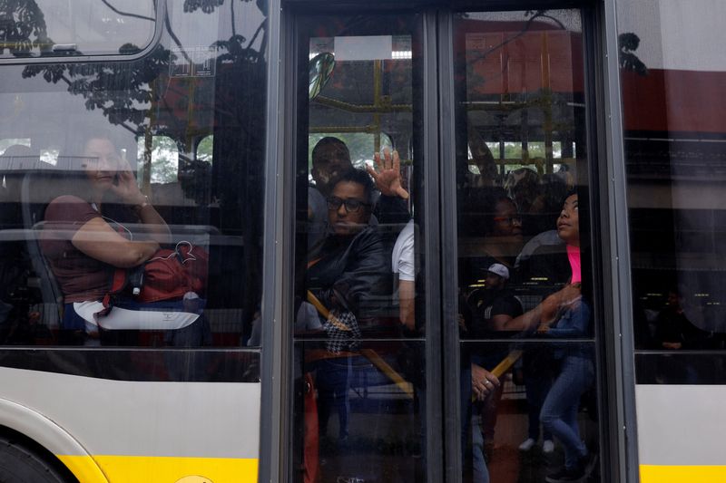 &copy; Reuters. Ônibus em São Paulon28/11/2023. REUTERS/Amanda Perobelli