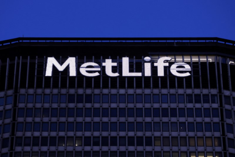 © Reuters. FILE PHOTO: Signage is seen on the MetLife Inc building in Manhattan, New York, U.S., December 7, 2021. REUTERS/Andrew Kelly/File Photo